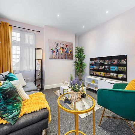 Elegant 2Br London Hideaway- King Bed, Sleeps 6 - Parking- Instant Book- 20 Percent Off Limited Time! บาร์เน็ท ภายนอก รูปภาพ