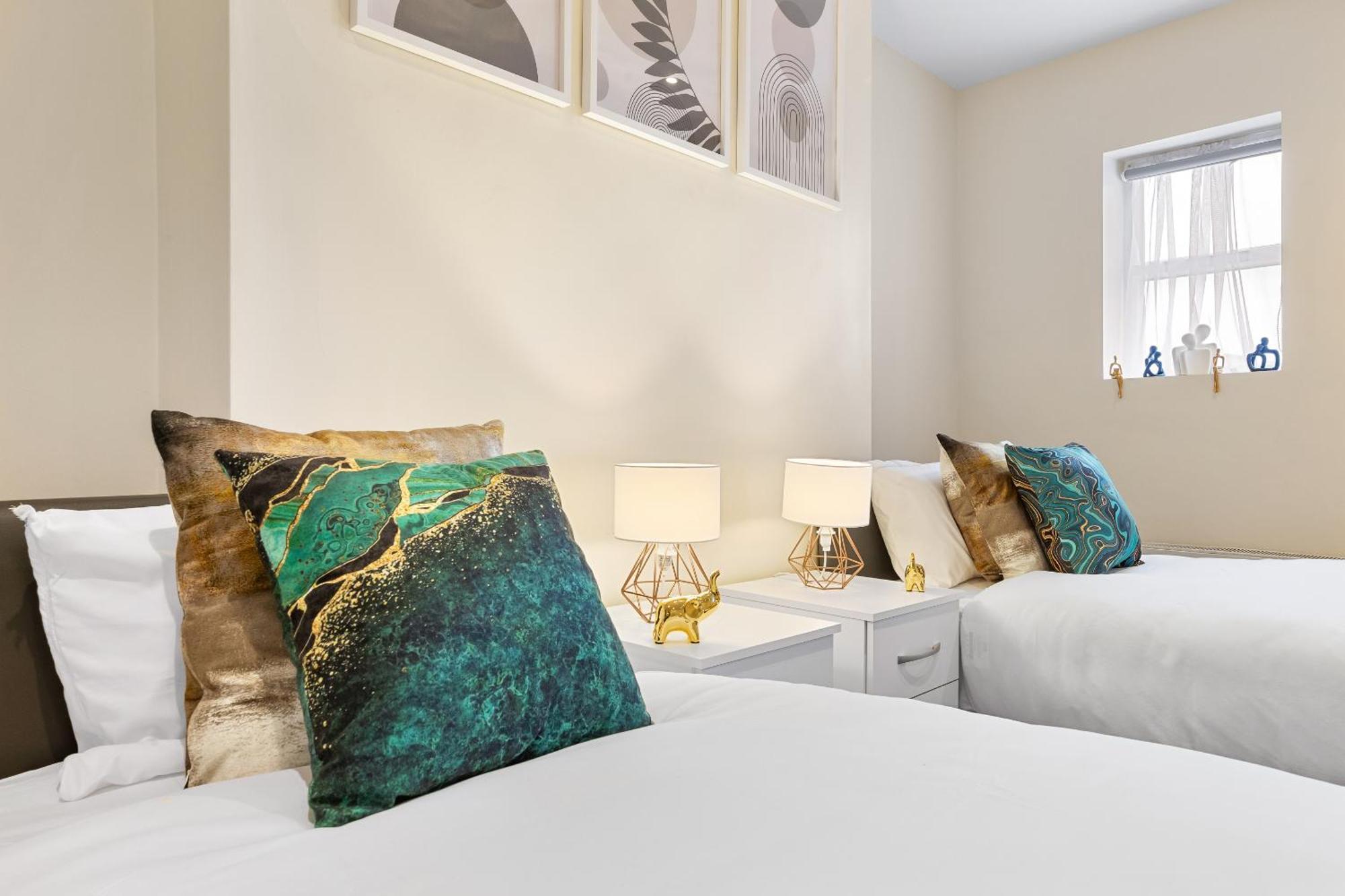 Elegant 2Br London Hideaway- King Bed, Sleeps 6 - Parking- Instant Book- 20 Percent Off Limited Time! บาร์เน็ท ภายนอก รูปภาพ