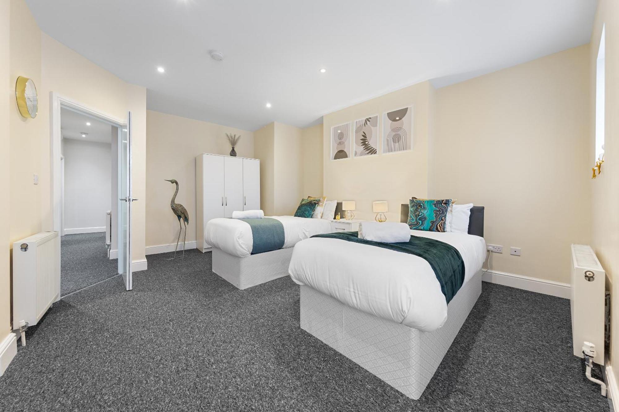 Elegant 2Br London Hideaway- King Bed, Sleeps 6 - Parking- Instant Book- 20 Percent Off Limited Time! บาร์เน็ท ภายนอก รูปภาพ