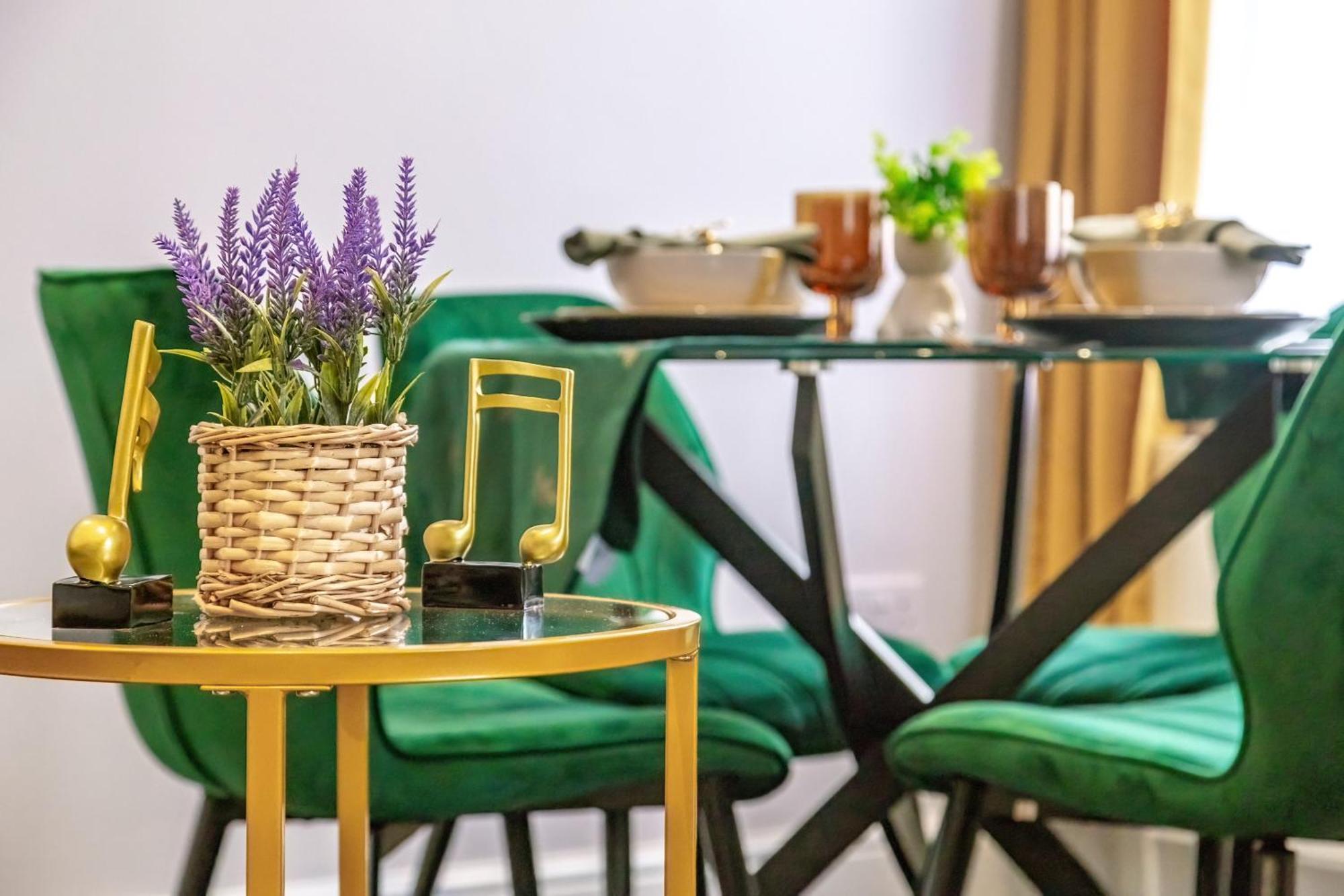 Elegant 2Br London Hideaway- King Bed, Sleeps 6 - Parking- Instant Book- 20 Percent Off Limited Time! บาร์เน็ท ภายนอก รูปภาพ