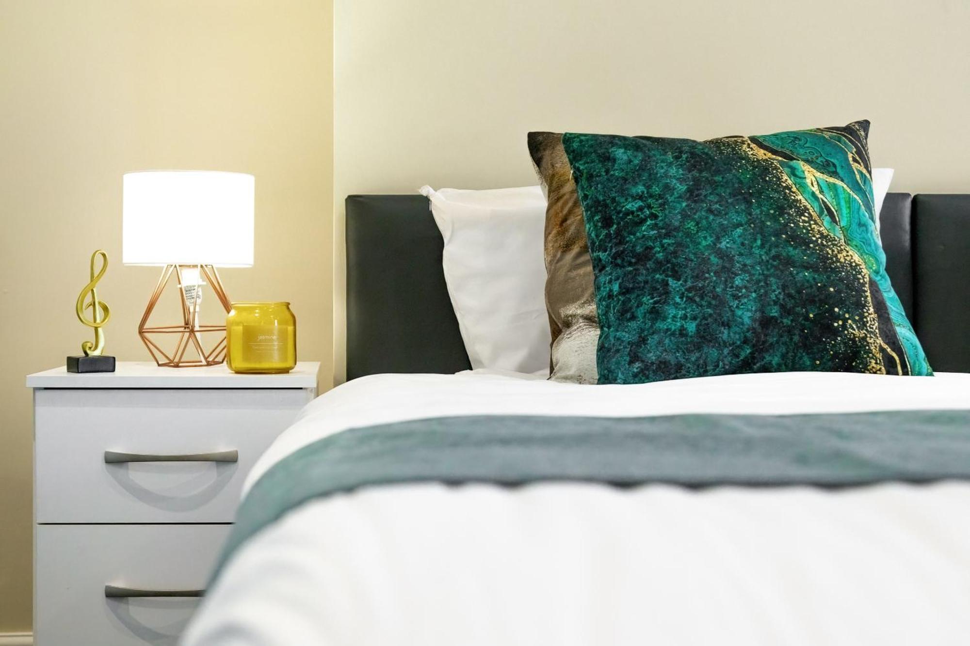Elegant 2Br London Hideaway- King Bed, Sleeps 6 - Parking- Instant Book- 20 Percent Off Limited Time! บาร์เน็ท ภายนอก รูปภาพ