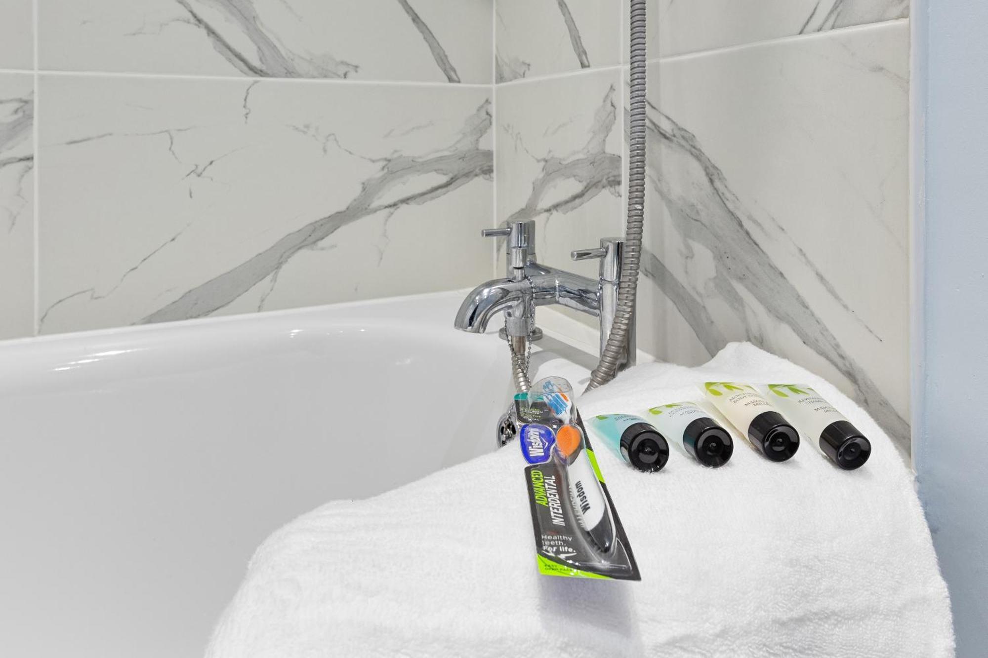 Elegant 2Br London Hideaway- King Bed, Sleeps 6 - Parking- Instant Book- 20 Percent Off Limited Time! บาร์เน็ท ภายนอก รูปภาพ