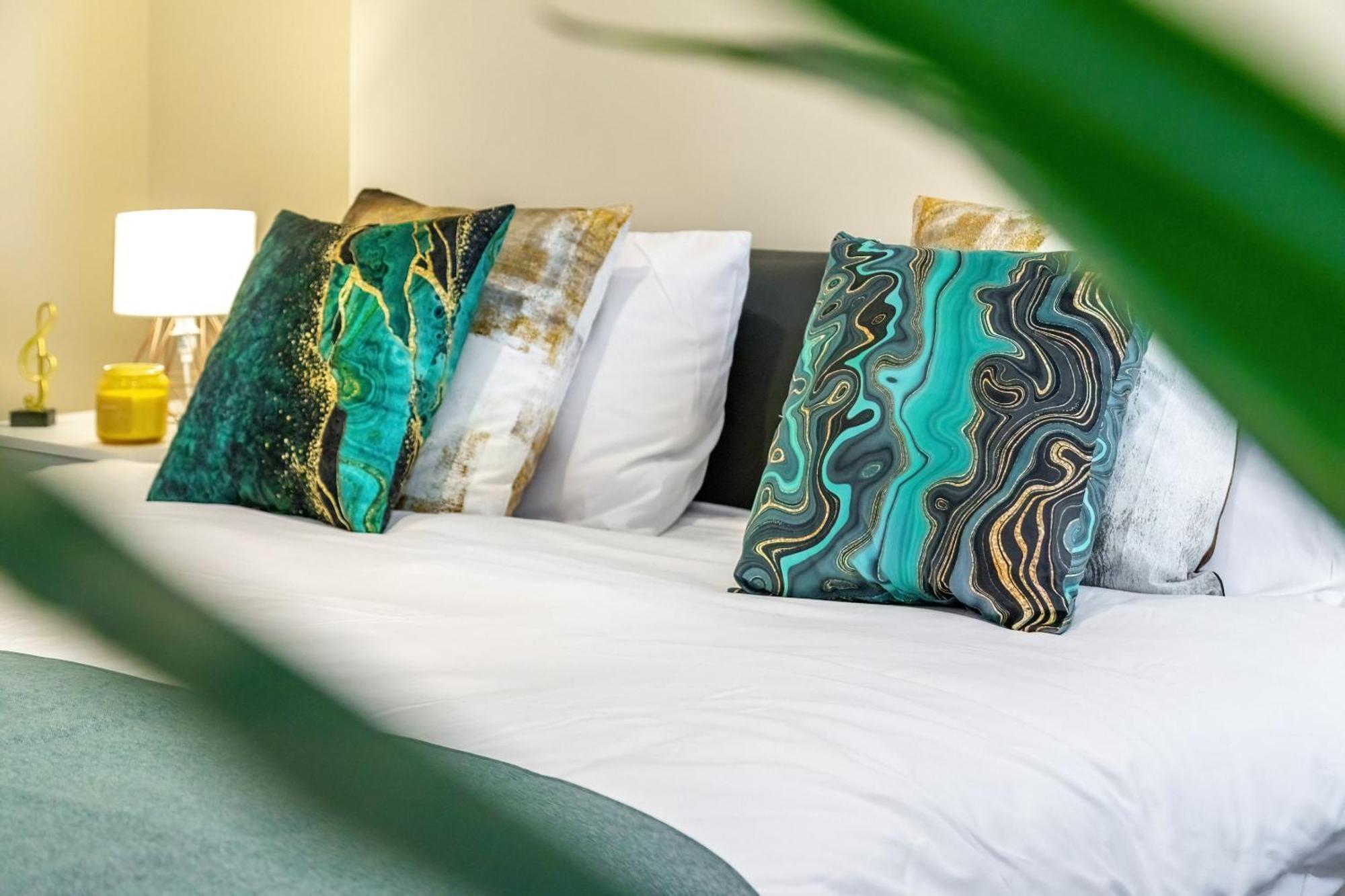 Elegant 2Br London Hideaway- King Bed, Sleeps 6 - Parking- Instant Book- 20 Percent Off Limited Time! บาร์เน็ท ภายนอก รูปภาพ