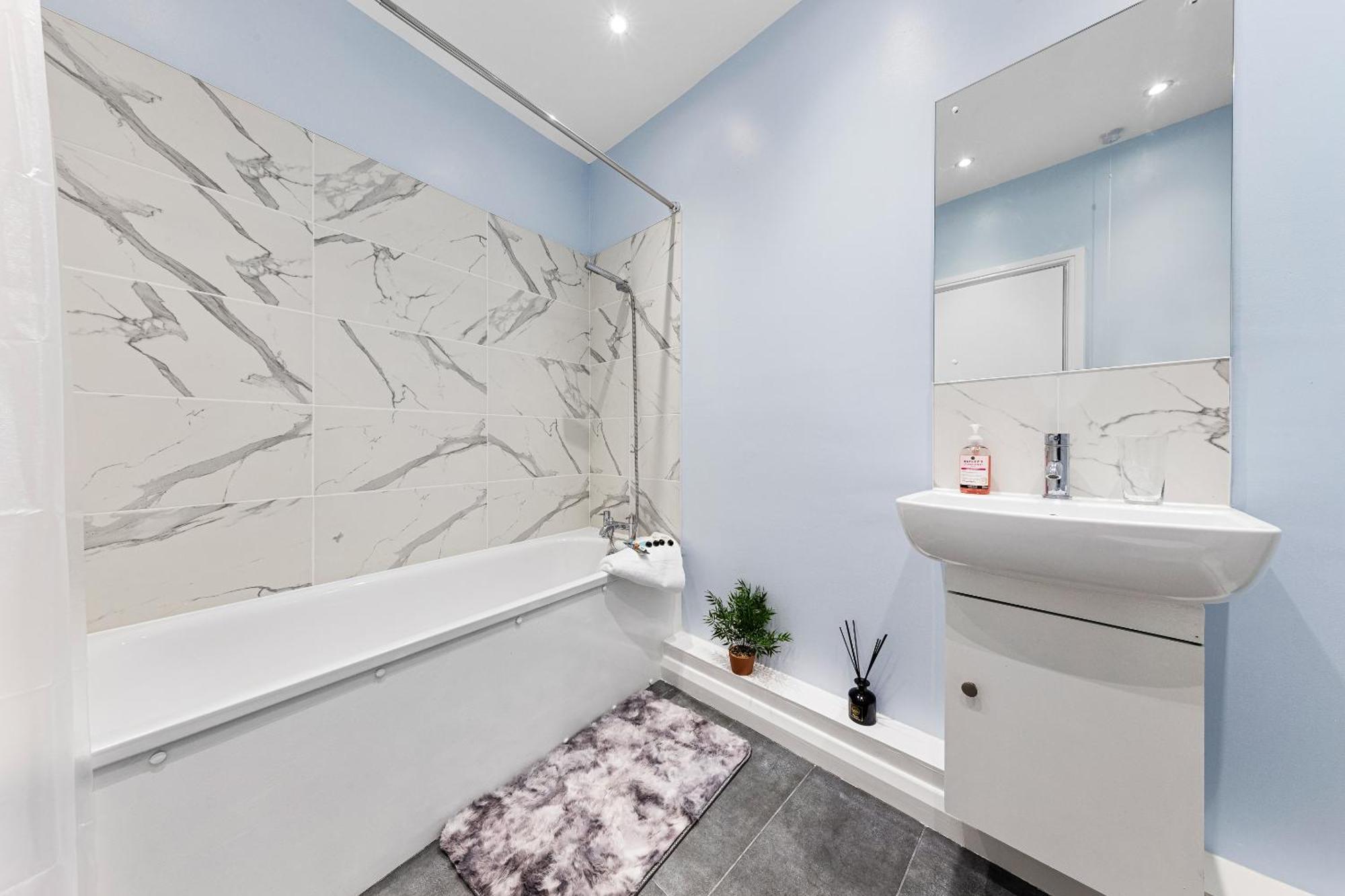 Elegant 2Br London Hideaway- King Bed, Sleeps 6 - Parking- Instant Book- 20 Percent Off Limited Time! บาร์เน็ท ภายนอก รูปภาพ
