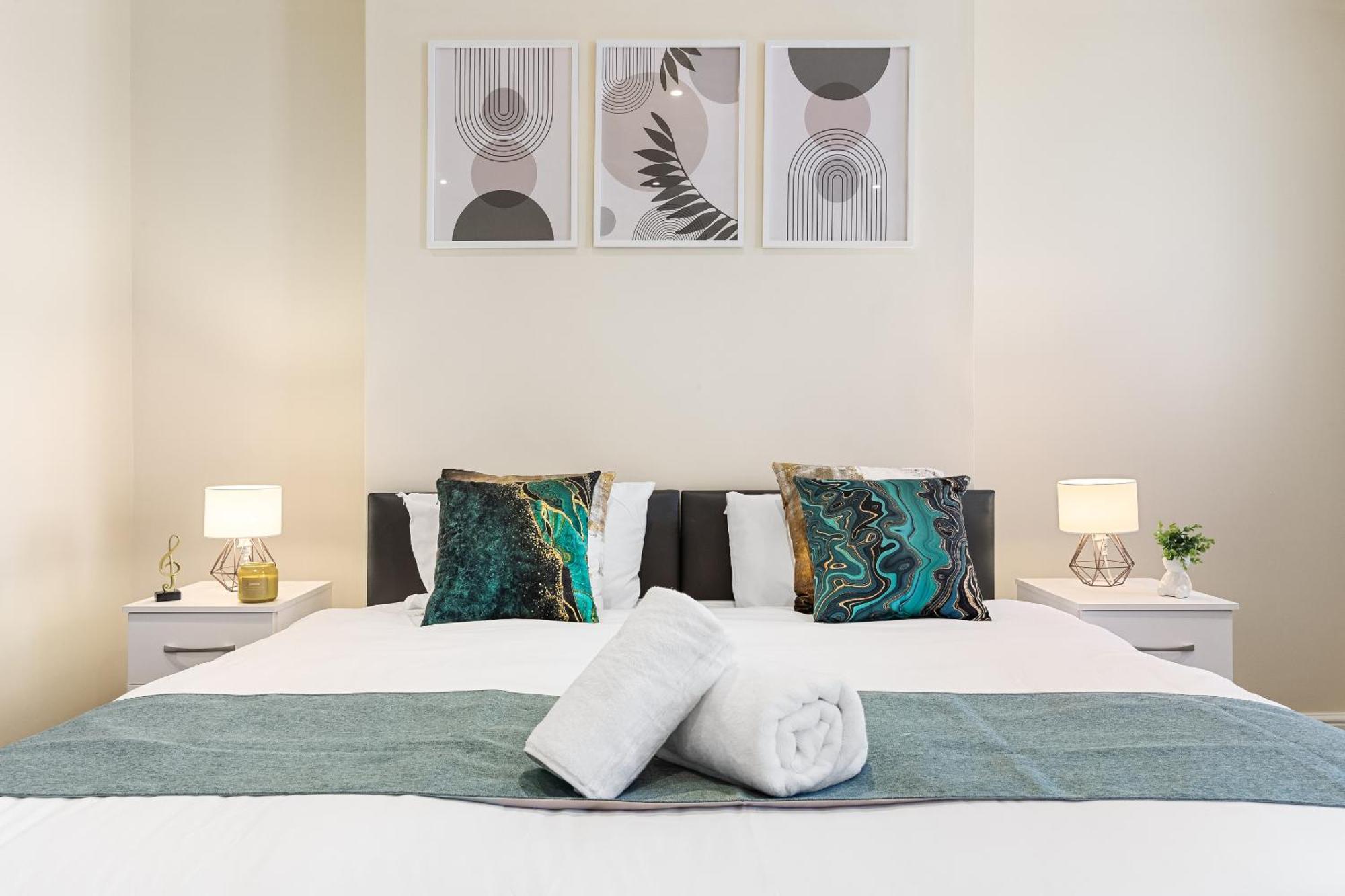 Elegant 2Br London Hideaway- King Bed, Sleeps 6 - Parking- Instant Book- 20 Percent Off Limited Time! บาร์เน็ท ภายนอก รูปภาพ