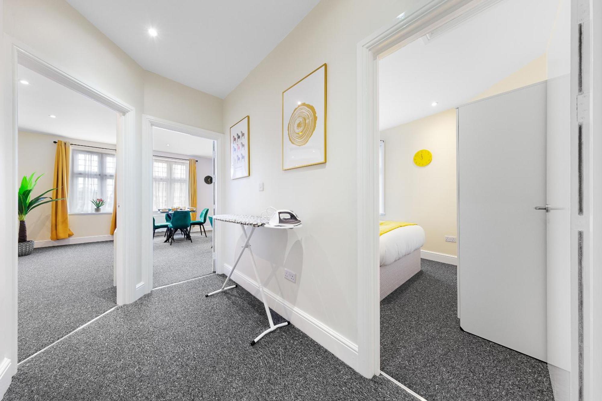 Elegant 2Br London Hideaway- King Bed, Sleeps 6 - Parking- Instant Book- 20 Percent Off Limited Time! บาร์เน็ท ภายนอก รูปภาพ