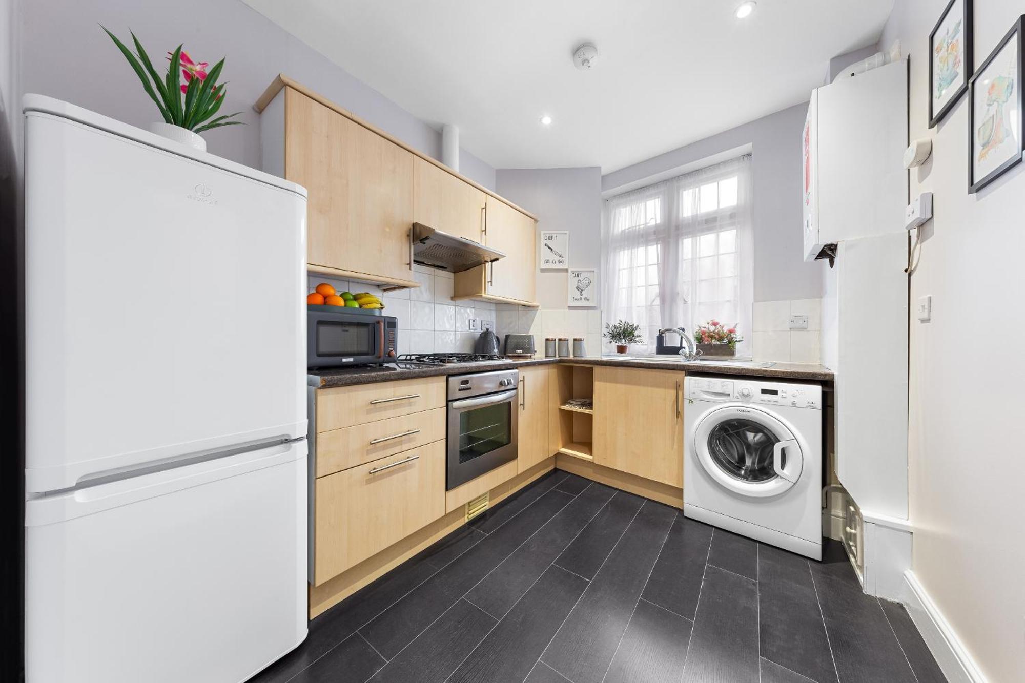 Elegant 2Br London Hideaway- King Bed, Sleeps 6 - Parking- Instant Book- 20 Percent Off Limited Time! บาร์เน็ท ภายนอก รูปภาพ