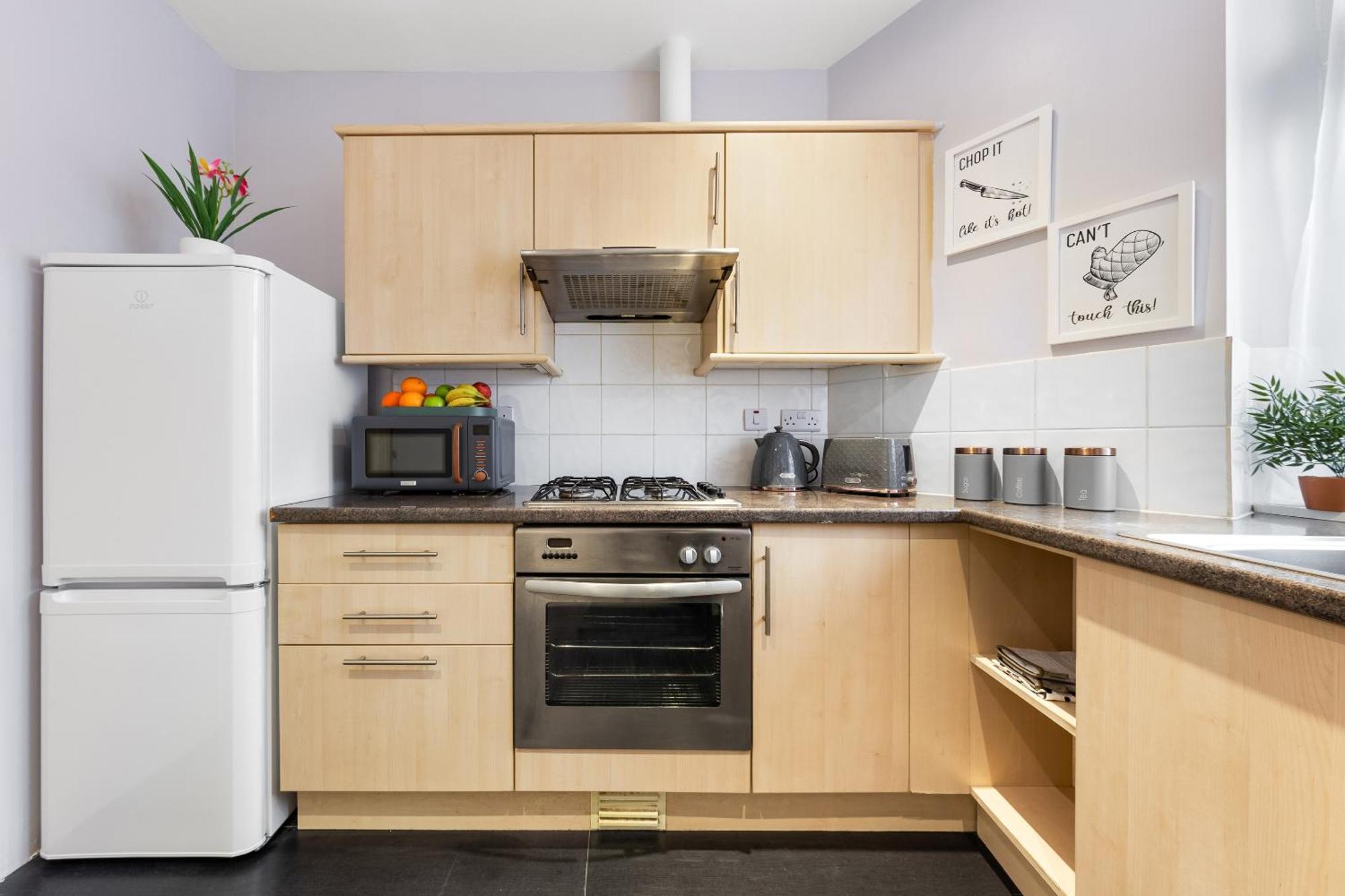 Elegant 2Br London Hideaway- King Bed, Sleeps 6 - Parking- Instant Book- 20 Percent Off Limited Time! บาร์เน็ท ภายนอก รูปภาพ