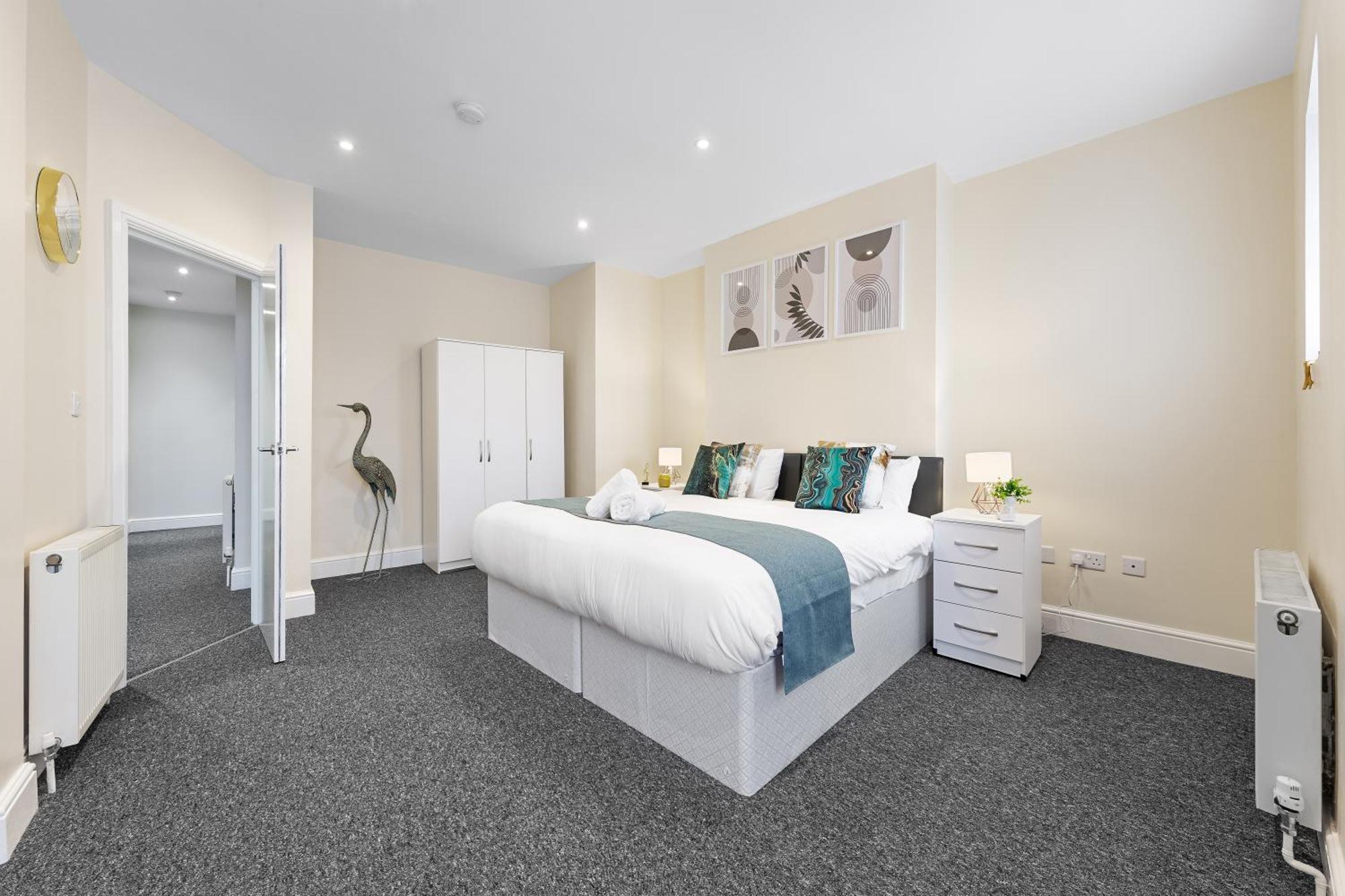 Elegant 2Br London Hideaway- King Bed, Sleeps 6 - Parking- Instant Book- 20 Percent Off Limited Time! บาร์เน็ท ภายนอก รูปภาพ